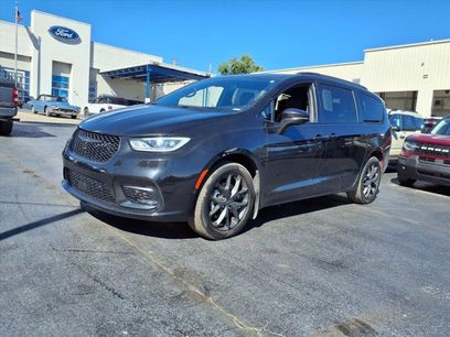 Used 2022 Chrysler Pacifica Limited w/ Uconnect Theater Family Group
