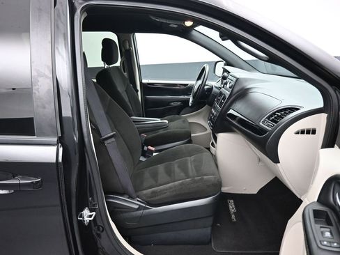 Used 2016 Dodge Grand Caravan SE image 44