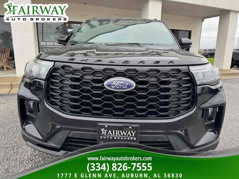 Used 2025 Ford Explorer ST-Line w/ ST-Line Street Pack AWD/4WD image 3