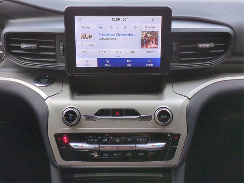 Certified 2022 Ford Explorer XLT w/ Class IV Trailer Tow Package image 18