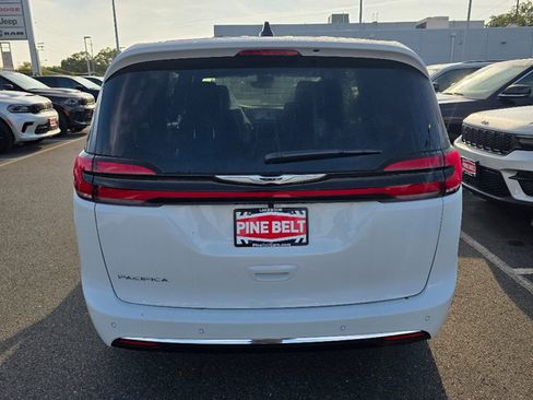 New 2026 Chrysler Pacifica Select image 12