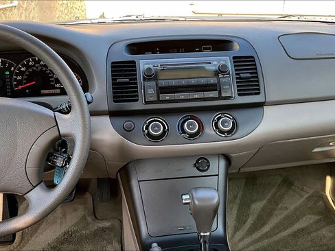 Used 2005 Toyota Camry LE image 6