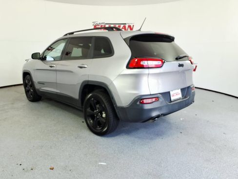 Used 2018 Jeep Cherokee Latitude w/ Altitude Package FWD image 2