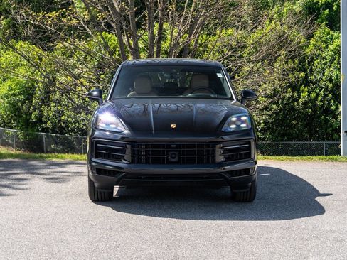 Certified 2024 Porsche Cayenne w/ Premium Package Plus (PFM) AWD/4WD image 11