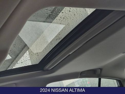 Used 2024 Nissan Altima 2.5 SR w/ SR Premium Package FWD image 13