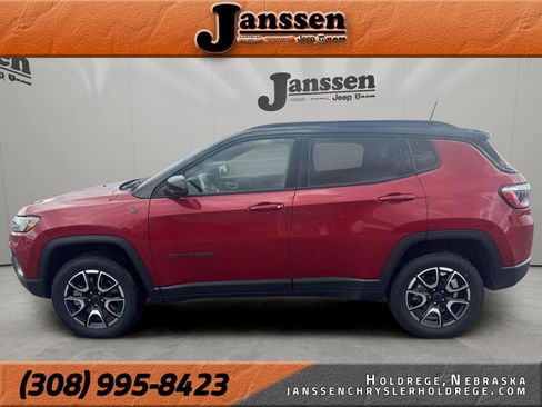 Used 2025 Jeep Compass Trailhawk AWD/4WD image 1