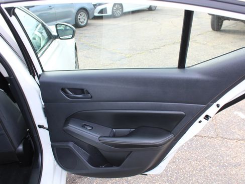 Used 2024 Nissan Altima 2.5 SV FWD image 17