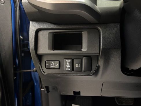 Used 2018 Toyota Tacoma TRD Sport image 16