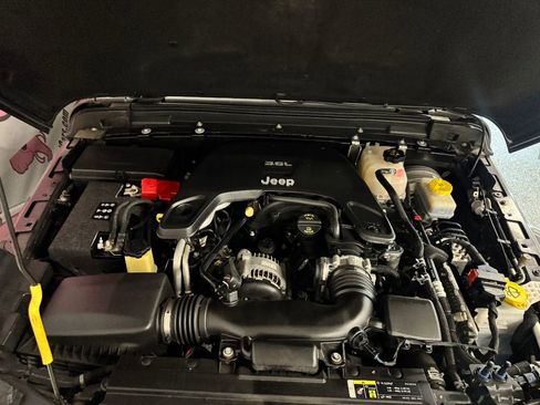 Used 2018 Jeep Wrangler Unlimited Sahara image 6