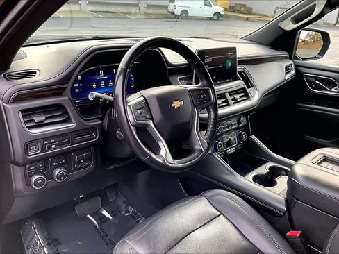 Used 2022 Chevrolet Suburban LT w/ Luxury Package image 17