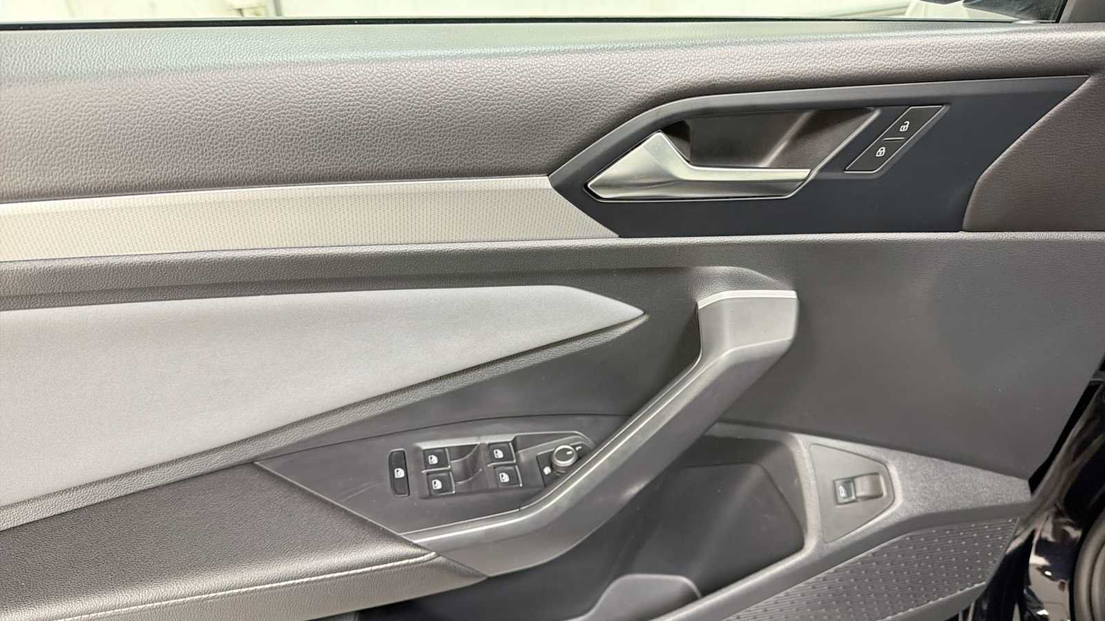 Used 2025 Volkswagen Jetta SE FWD image 15