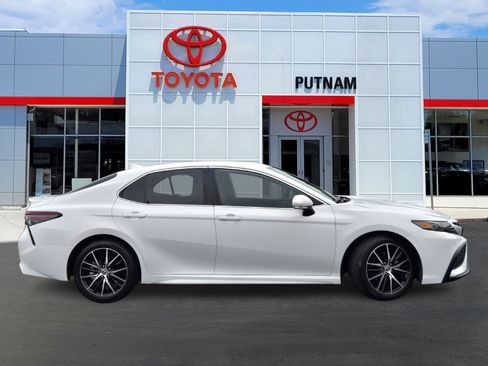 Used 2021 Toyota Camry SE w/ Convenience Package FWD image 3