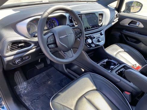 Used 2025 Chrysler Pacifica Limited FWD image 15