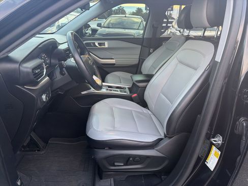 Used 2021 Ford Explorer XLT w/ Equipment Group 202A image 7