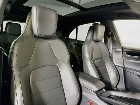Certified 2025 Porsche Macan 4S Electric AWD/4WD image 18