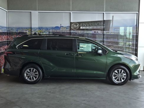 New 2026 Toyota Sienna LE image 3