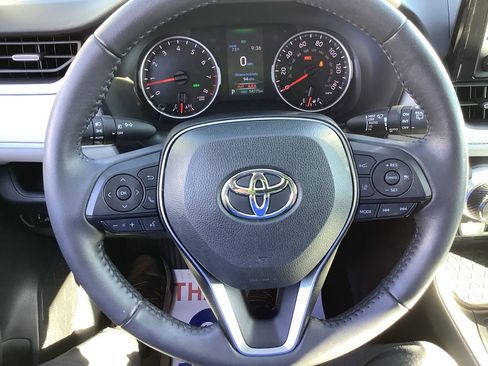 Used 2022 Toyota RAV4 XLE Premium image 16
