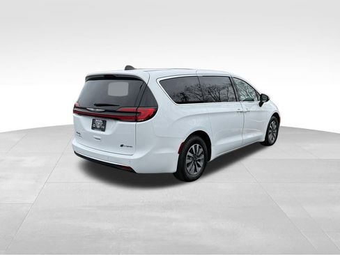 Used 2023 Chrysler Pacifica Touring-L image 8