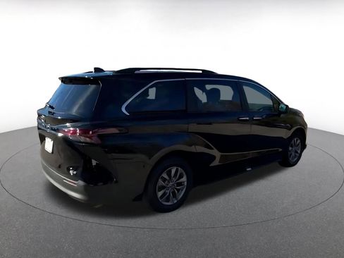 Used 2025 Toyota Sienna XLE image 15