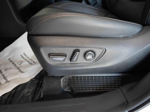 Used 2025 Toyota Sienna Platinum AWD/4WD image 12