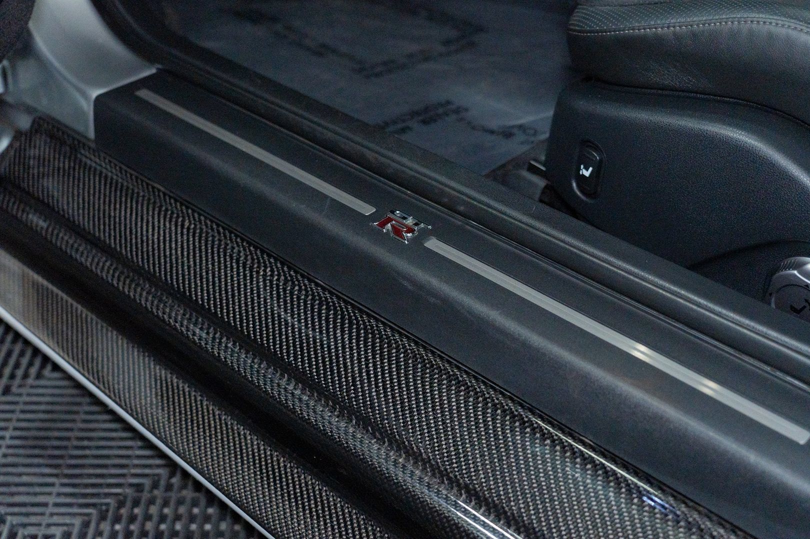 Used 2009 Nissan GT-R Premium AWD/4WD image 25