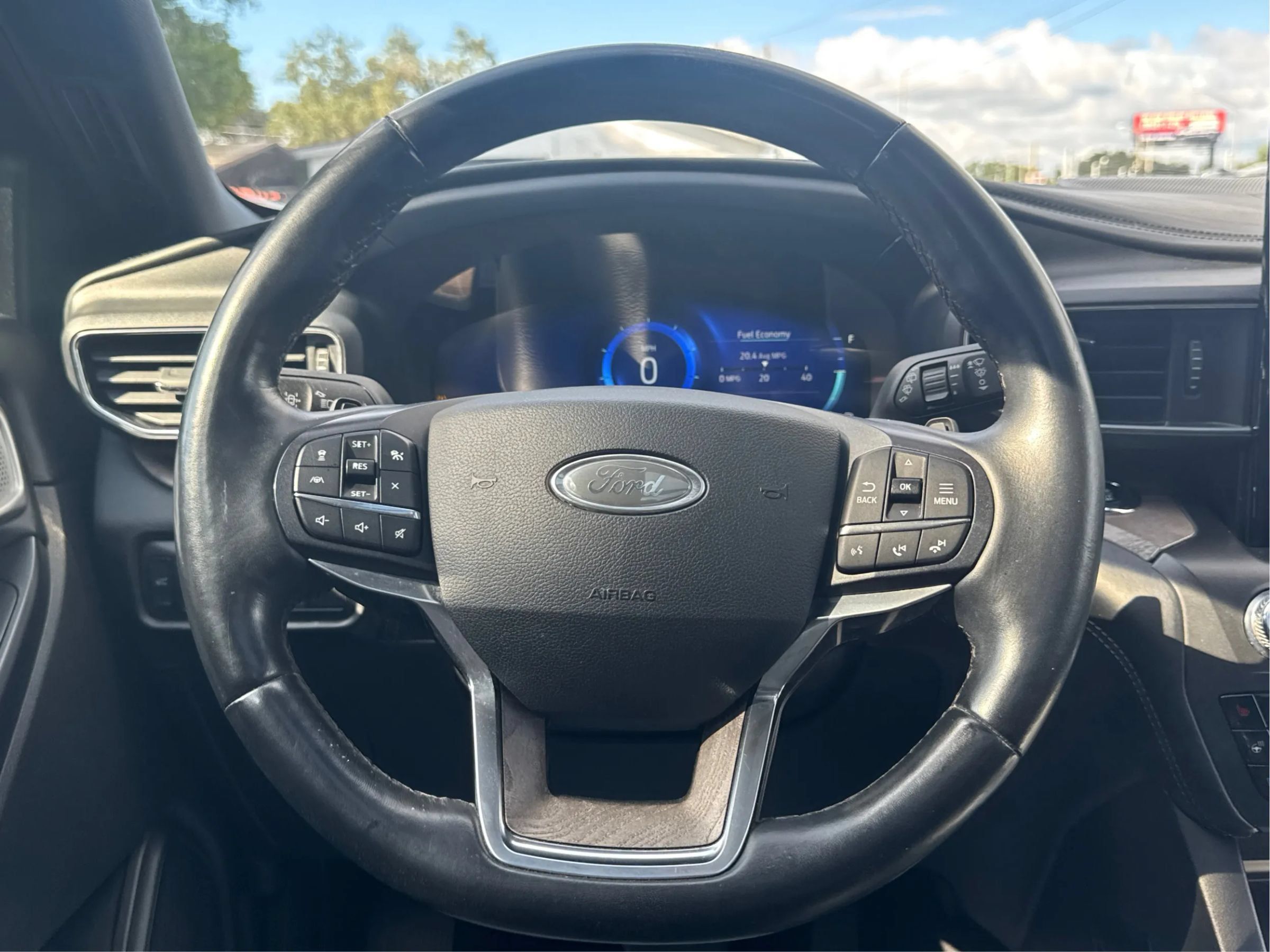 Used 2020 Ford Explorer Platinum w/ Premium Technology Package AWD/4WD image 17