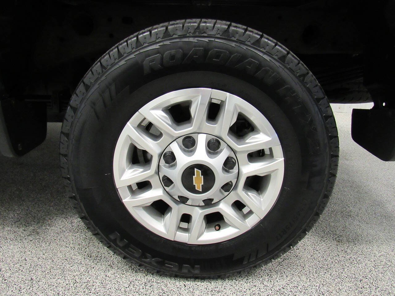 Used 2025 Chevrolet Silverado 2500 LT w/ Convenience Package AWD/4WD image 11