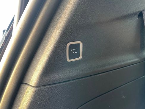 Used 2025 Chrysler Pacifica Limited image 37