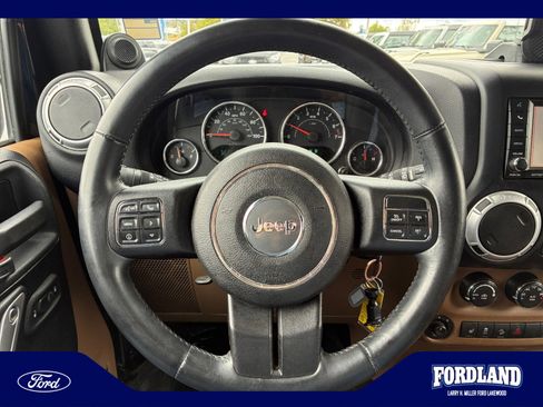 Used 2013 Jeep Wrangler Unlimited Sahara w/ Dual Top Group AWD/4WD image 9