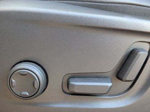 Used 2025 Volvo XC40 B5 Core image 32