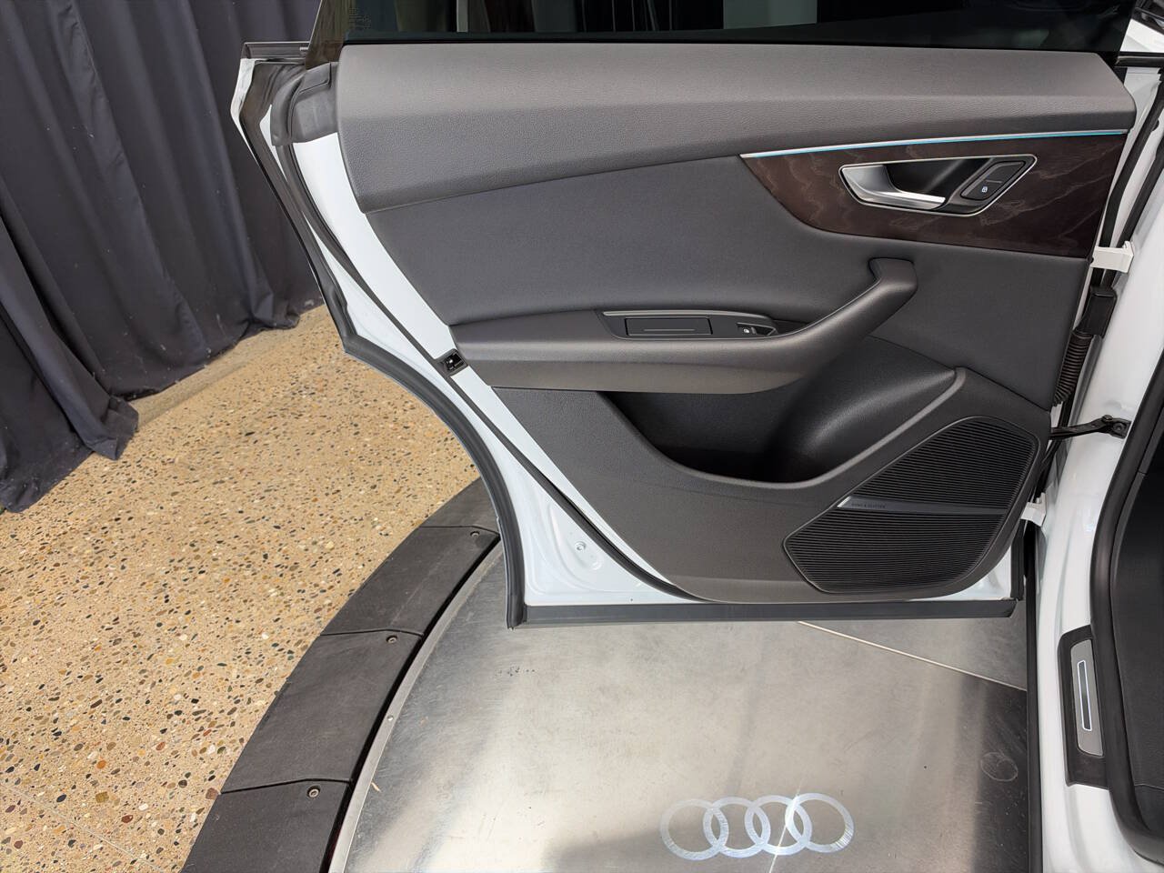 Used 2020 Audi Q8 Premium Plus w/ Premium Plus Package AWD/4WD image 17