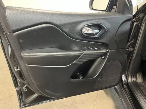 Used 2017 Jeep Cherokee Limited FWD image 24