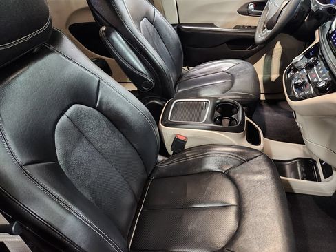 Used 2022 Chrysler Pacifica Touring-L w/ Uconnect Theater Family Group AWD/4WD image 32