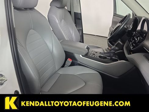 Used 2023 Toyota Highlander XLE AWD/4WD image 30
