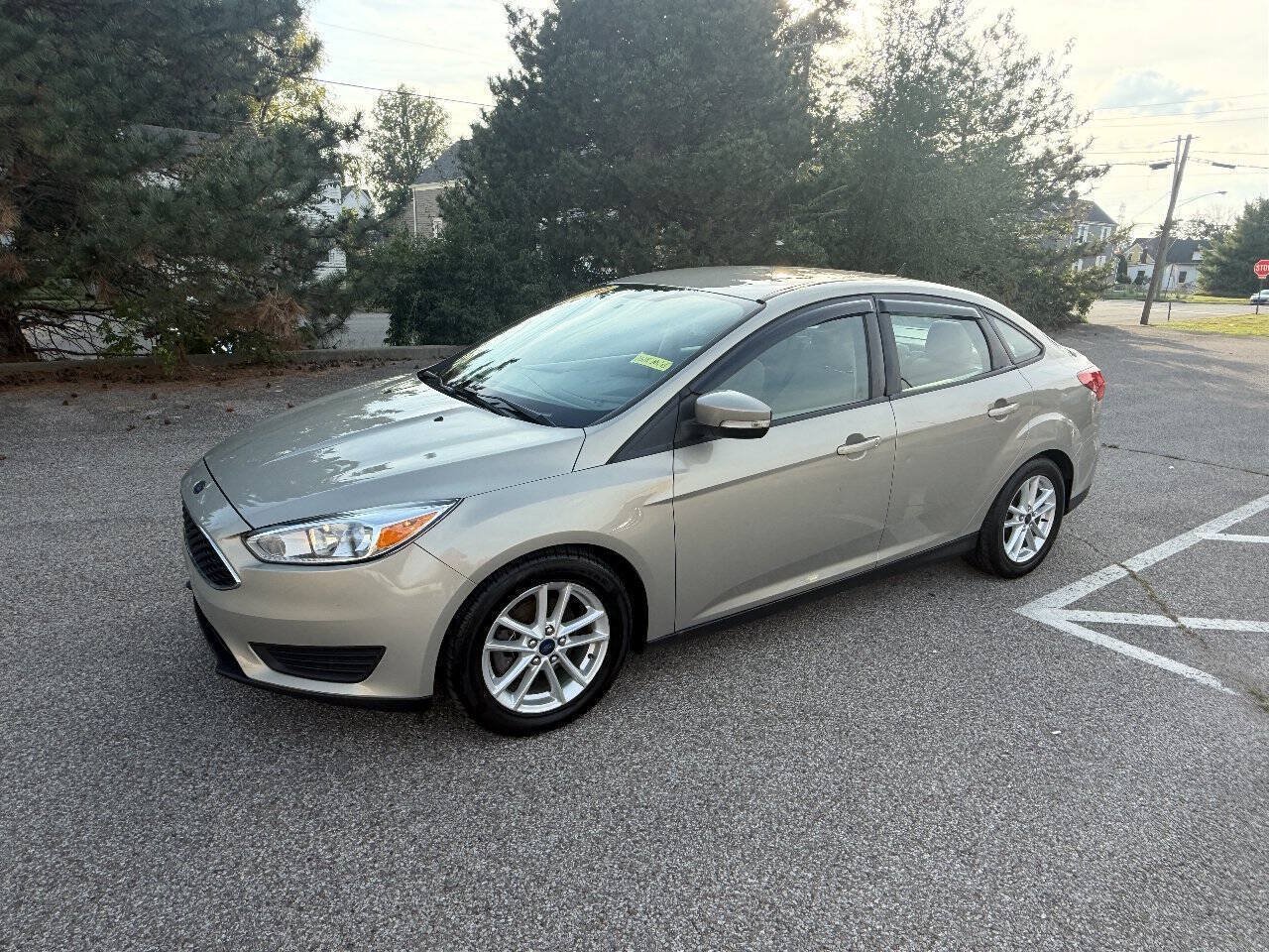 Used 2016 Ford Focus SE FWD image 1