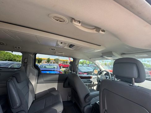 Used 2010 Chrysler Town & Country Touring w/ Family Value Group FWD image 20