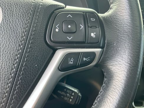 Used 2018 Toyota Sienna SE Premium w/ Carpet Mat Package image 18