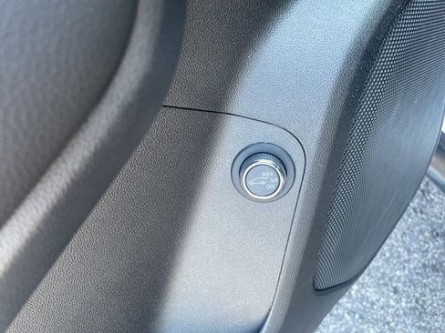 Used 2023 GMC Acadia SLE w/ Driver Convenience Package image 11