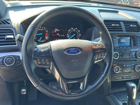 Used 2017 Ford Explorer XLT image 9