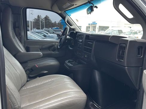 Used 2023 GMC Savana 2500 w/ Driver Convenience Package image 9