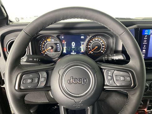 Used 2025 Jeep Wrangler Unlimited Rubicon w/ Convenience Group AWD/4WD image 19