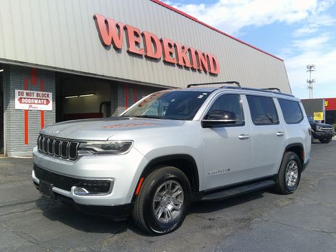 Used 2023 Jeep Wagoneer 4WD image 1