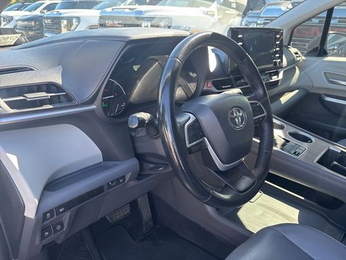 Used 2022 Toyota Sienna XLE image 15