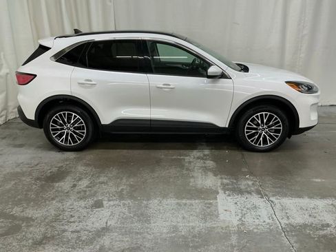Used 2022 Ford Escape SEL w/ Technology Package FWD image 2