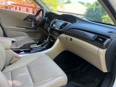 Used 2017 Honda Accord Touring image 22