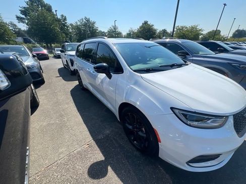Used 2024 Chrysler Pacifica Limited w/ Uconnect Theater Family Group FWD image 3
