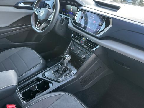 Certified 2022 Volkswagen Taos SE image 16