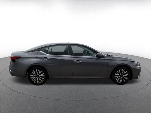Used 2025 Nissan Altima 2.5 SV FWD image 13