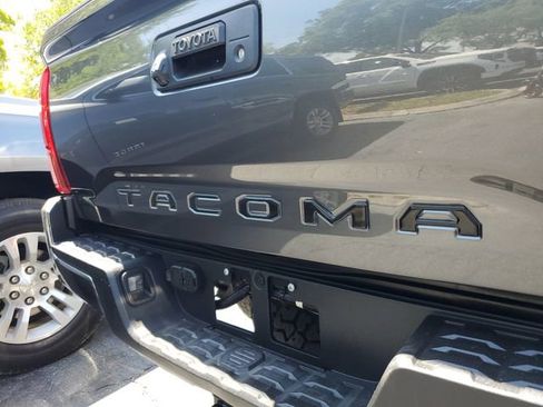 Used 2019 Toyota Tacoma TRD Off-Road AWD/4WD image 7