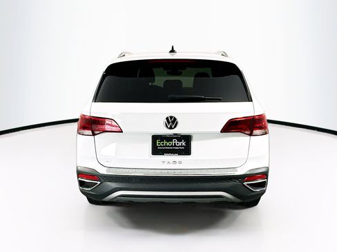 Used 2023 Volkswagen Taos SE w/ Panoramic Sunroof Package FWD image 7